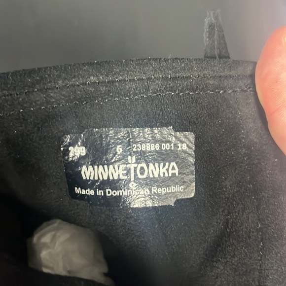 Minnetonka Women’s Zip Up High Top Boot (2917) - Picture 6 of 10